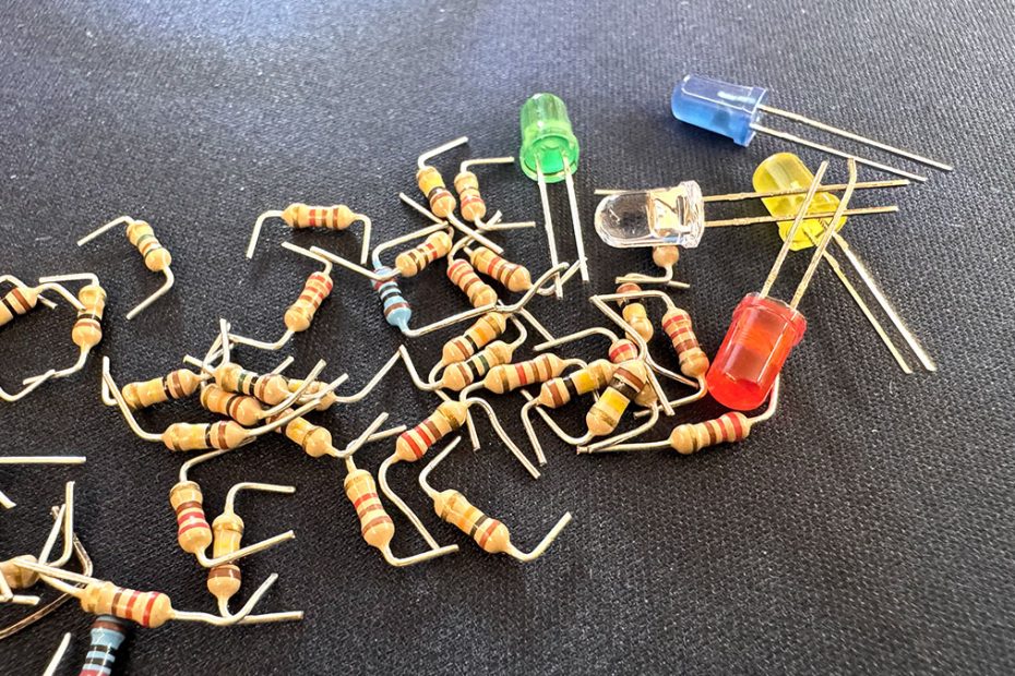 LED-Widerstand So dimensionierst du den LED-Widerstand und verdrahtest LEDs korrekt mit Arduino/ESP. Rechnen, Schaltung, kurze Codebeispiele