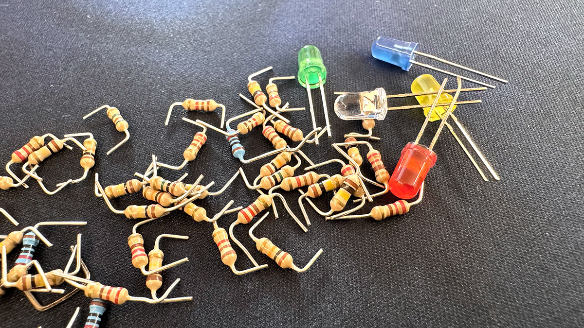 LED-Widerstand So dimensionierst du den LED-Widerstand und verdrahtest LEDs korrekt mit Arduino/ESP. Rechnen, Schaltung, kurze Codebeispiele